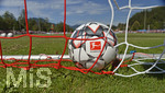 09.08.2018, Fussball 1. Bundesliga 2018/2019, Training des FC Bayern Mnchen,  auf dem Sportplatz in Rottach-Egern. Der Bundesliga Ball Derbystar liegt im Tornetz.