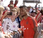 09.08.2018, Fussball 1. Bundesliga 2018/2019, Training des FC Bayern Mnchen,  auf dem Sportplatz in Rottach-Egern. re: Serge Gnabry (FC Bayern Mnchen) lsst sich mit den Fans fotografieren.
