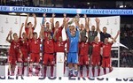 12.08.2018, Fussball 1. Bundesliga 2018/2019, DFL-Supercup 2018, Eintracht Frankfurt - FC Bayern Mnchen , in der Commerzbank-Arena Frankfurt/Main. Siegerehrung des Supercupsiegers 2018, FC Bayern Mnchen, Torwart Manuel Neuer (FC Bayern Mnchen) stemmt den Pokal in die Hhe.