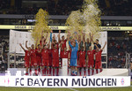 12.08.2018, Fussball 1. Bundesliga 2018/2019, DFL-Supercup 2018, Eintracht Frankfurt - FC Bayern Mnchen , in der Commerzbank-Arena Frankfurt/Main. Siegerehrung des Supercupsiegers 2018, FC Bayern Mnchen, Torwart Manuel Neuer (FC Bayern Mnchen) stemmt den Pokal in die Hhe.