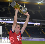 12.08.2018, Fussball 1. Bundesliga 2018/2019, DFL-Supercup 2018, Eintracht Frankfurt - FC Bayern Mnchen , in der Commerzbank-Arena Frankfurt/Main. Thomas Mller (FC Bayern Mnchen) stemmt den Pokal in die Hhe.