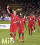 12.08.2018, Fussball 1. Bundesliga 2018/2019, DFL-Supercup 2018, Eintracht Frankfurt - FC Bayern Mnchen , in der Commerzbank-Arena Frankfurt/Main. v.li: Niklas Sle (FC Bayern Mnchen) und Kingsley Coman (Bayern Mnchen) nach der Siegerehrung. 