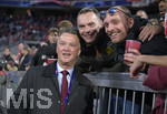02.10.2018, Fussball UEFA Champions League 2018/2019, Gruppenphase, 2.Spieltag, FC Bayern Mnchen - Ajax Amsterdam, in der Allianz-Arena Mnchen. li:  Ex-Bayerntrainer Luis van Gaal (NED) bei den Fans


