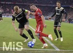02.10.2018, Fussball UEFA Champions League 2018/2019, Gruppenphase, 2.Spieltag, FC Bayern Mnchen - Ajax Amsterdam, in der Allianz-Arena Mnchen. v.li: Matthijs de Ligt (Ajax Amsterdam) gegen Franck Ribery (FC Bayern Mnchen).



