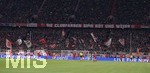 02.10.2018, Fussball UEFA Champions League 2018/2019, Gruppenphase, 2.Spieltag, FC Bayern Mnchen - Ajax Amsterdam, in der Allianz-Arena Mnchen. Bayernfans haben ein groes Banner aufgehngt: Die Clubfarben sind Rot und Weiss


