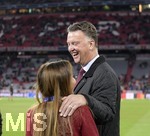02.10.2018, Fussball UEFA Champions League 2018/2019, Gruppenphase, 2.Spieltag, FC Bayern Mnchen - Ajax Amsterdam, in der Allianz-Arena Mnchen. Ex-Bayerntrainer Luis van Gaal lacht mit einer TV-Moderatorin. 


