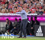 06.10.2018, Fussball 1. Bundesliga 2018/2019, 7. Spieltag,  FC Bayern Mnchen - Borussia Mnchengladbach, in der Allianz-Arena Mnchen. Trainer Dieter Hecking (Borussia Mnchengladbach) gibt Anweisungen.

