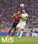 06.10.2018, Fussball 1. Bundesliga 2018/2019, 7. Spieltag,  FC Bayern Mnchen - Borussia Mnchengladbach, in der Allianz-Arena Mnchen. v.li: Thiago (FC Bayern Mnchen) gegen Lars Stindl (Borussia Mnchengladbach).

