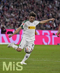 06.10.2018, Fussball 1. Bundesliga 2018/2019, 7. Spieltag,  FC Bayern Mnchen - Borussia Mnchengladbach, in der Allianz-Arena Mnchen. Jonas Hofmann (Borussia Mnchengladbach) am Ball.


