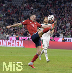 06.10.2018, Fussball 1. Bundesliga 2018/2019, 7. Spieltag,  FC Bayern Mnchen - Borussia Mnchengladbach, in der Allianz-Arena Mnchen. Robert Lewandowski (FC Bayern Mnchen) am Ball.

