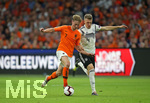 13.10.2018, Fussball, UEFA Nations League, Gruppe 1, Spieltag 3, Niederlande - Deutschland in der Johan Cruijff Arena Amsterdam. (L-R) Frenkie de Jong (Niederlande) gegen Matthias Ginter (Deutschland)


