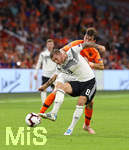 13.10.2018, Fussball, UEFA Nations League, Gruppe 1, Spieltag 3, Niederlande - Deutschland in der Johan Cruijff Arena Amsterdam. (L-R) Toni Kroos (Deutschland) gegen Marten de Roon (Niederlande)


