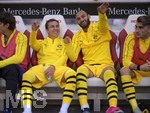 20.10.2018, Fussball 1. Bundesliga 2018/2019, 8. Spieltag,  VfB Stuttgart - Borussia Dortmund, in der Mercedes Benz Arena Stuttgart,  Ersatzbank, v.li: Mario Gtze (Dortmund), mer Toprak (Dortmund).


