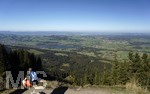 13.10.2018, Nesselwang im Allgu, Bergwanderung auf die Alpspitz, Blick ins Tal mit dem Grntensee.