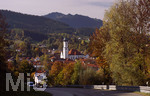 13.10.2018, Nesselwang im Allgu, Herbstlaub umrahmt das Bergdorf mit der hbschen Kirche St. Andreas.