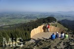 13.10.2018, Nesselwang im Allgu, Bergwanderung auf die Alpspitz, Urlauber benutzen die eigens erbaute Holzplattform auf dem Berg.