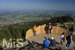 13.10.2018, Nesselwang im Allgu, Bergwanderung auf die Alpspitz, Urlauber benutzen die eigens erbaute Holzplattform auf dem Berg.