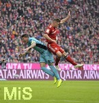 03.11.2018, Fussball 1. Bundesliga 2018/2019, 10. Spieltag,  FC Bayern Mnchen - Freiburg, in der Allianz-Arena Mnchen.  v.li: Mike Frantz (Freiburg) gegen Joshua Kimmich (FC Bayern Mnchen).

 

