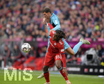 03.11.2018, Fussball 1. Bundesliga 2018/2019, 10. Spieltag,  FC Bayern Mnchen - Freiburg, in der Allianz-Arena Mnchen.  Renato Sanches (Bayern Mnchen) gegen Pascal Stenzel (Freiburg).

 
