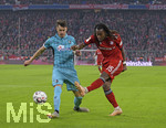 03.11.2018, Fussball 1. Bundesliga 2018/2019, 10. Spieltag,  FC Bayern Mnchen - Freiburg, in der Allianz-Arena Mnchen.  re: Renato Sanches (Bayern Mnchen) zieht ab.

 
