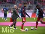 03.11.2018, Fussball 1. Bundesliga 2018/2019, 10. Spieltag,  FC Bayern Mnchen - Freiburg, in der Allianz-Arena Mnchen.  Zeugwart Bayern Mnchen kmmert sich um die Spieler beim Aufwrmen.

 
