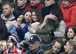 03.11.2018, Fussball 1. Bundesliga 2018/2019, 10. Spieltag,  FC Bayern Mnchen - Freiburg, in der Allianz-Arena Mnchen. Anna  Lewandowski (mitte, FC Bayern Mnchen) macht Selfies,

 
