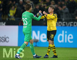 10.11.2018, Fussball 1. Bundesliga 2018/2019, 11. Spieltag, Borussia Dortmund - FC Bayern Mnchen, im Signal-Iduna-Park Dortmund. Schlussjubel (L-R) Torwart Marwin Hitz (Dortmund) und Lukasz Piszczek (Dortmund)



