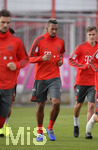 13.11.2018, Fussball 1. Bundesliga 2018/2019, FC Bayern Mnchen, Training an der Sbenerstrasse in Mnchen. Jerome Boateng (FC Bayern Mnchen) luft sich warm.