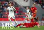 13.11.2018, Fussball Frauen Lnderspiel, Deutschland - Spanien, im Steigerwaldstadion Erfurt. (L-R) Giulia Gwinn (Deutschland) gegen Andrea Perreira Cejudo (Spanien)


