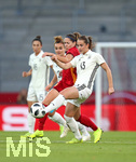 13.11.2018, Fussball Frauen Lnderspiel, Deutschland - Spanien, im Steigerwaldstadion Erfurt. (L-R) Maria Victoria Losada Gomez (Spanien) gegen Sara Dbritz (Deutschland)


