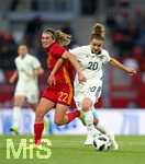 13.11.2018, Fussball Frauen Lnderspiel, Deutschland - Spanien, im Steigerwaldstadion Erfurt. (L-R) Mara Francesca Caldentey Oliver (Spanien) gegen Lina Magull (Deutschland)


