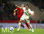 13.11.2018, Fussball Frauen Lnderspiel, Deutschland - Spanien, im Steigerwaldstadion Erfurt. (L-R) Patricia Guijarro Gutierrez (Spanien) gegen Lina Magull (Deutschland)


