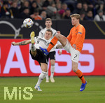 19.11.2018, Fussball, UEFA Nations League, Gruppe 1, Spieltag 6, Deutschland - Niederlande, in der Veltins-Arena auf Schalke in Gelsenkirchen, v.li: Toni Kroos (Deutschland), gegen Frenkie de Jong (Niederlande).


