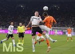 19.11.2018, Fussball, UEFA Nations League, Gruppe 1, Spieltag 6, Deutschland - Niederlande, in der Veltins-Arena auf Schalke in Gelsenkirchen,  v.li: Toni Kroos (Deutschland) gegen Marten de Roon (Niederlande).


