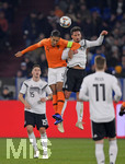 19.11.2018, Fussball, UEFA Nations League, Gruppe 1, Spieltag 6, Deutschland - Niederlande, in der Veltins-Arena auf Schalke in Gelsenkirchen, v.li: Virgil van Dijk (Niederlande) gegen Mats Hummels (Deutschland).


