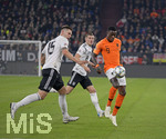 19.11.2018, Fussball, UEFA Nations League, Gruppe 1, Spieltag 6, Deutschland - Niederlande, in der Veltins-Arena auf Schalke in Gelsenkirchen, v.li: Niklas Sle (Deutschland) und Toni Kroos (Deutschland) gegen Quincy Promes (Niederlande).


