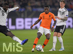 19.11.2018, Fussball, UEFA Nations League, Gruppe 1, Spieltag 6, Deutschland - Niederlande, in der Veltins-Arena auf Schalke in Gelsenkirchen, Quincy Promes (Niederlande) gegen Toni Kroos (Deutschland).


