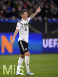 19.11.2018, Fussball, UEFA Nations League, Gruppe 1, Spieltag 6, Deutschland - Niederlande, in der Veltins-Arena auf Schalke in Gelsenkirchen, Toni Kroos (Deutschland) zeigt.


