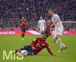 24.11.2018, Fussball 1. Bundesliga 2018/2019, 12. Spieltag,  FC Bayern Mnchen - Fortuna Dsseldorf, in der Allianz-Arena Mnchen.   v.li: Renato Sanches (Bayern Mnchen) gegen Adam Bodzek (Dsseldorf).

 
