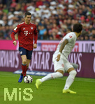 24.11.2018, Fussball 1. Bundesliga 2018/2019, 12. Spieltag,  FC Bayern Mnchen - Fortuna Dsseldorf, in der Allianz-Arena Mnchen.  v.l. Robert Lewandowski (FC Bayern Mnchen) setzt sich durch.

 
