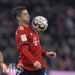24.11.2018, Fussball 1. Bundesliga 2018/2019, 12. Spieltag,  FC Bayern Mnchen - Fortuna Dsseldorf, in der Allianz-Arena Mnchen.  Robert Lewandowski (FC Bayern Mnchen) am Ball,.

 
