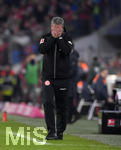 24.11.2018, Fussball 1. Bundesliga 2018/2019, 12. Spieltag,  FC Bayern Mnchen - Fortuna Dsseldorf, in der Allianz-Arena Mnchen.  Trainer Friedhelm Funkel (Dsseldorf) kanns nicht fassen.

 
