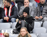 24.11.2018, Fussball 1. Bundesliga 2018/2019, 12. Spieltag,  FC Bayern Mnchen - Fortuna Dsseldorf, in der Allianz-Arena Mnchen.  Lisa Mller, Ehefrau von Thomas Mller (Bayern) mit Handy auf der Tribne.

 
