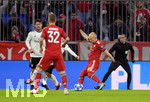 27.11.2018, Fussball UEFA Champions League 2018/2019, Gruppenphase, 5.Spieltag, FC Bayern Mnchen - Benfica Lissabon, in der Allianz-Arena Mnchen.  Torschuss von Arjen Robben (re, FC Bayern Mnchen) zum 1:0.
 

