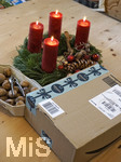 29.11.2018, Ein Paket von Amazon mit Paketband in Weihnachtsoptik liegt auf dem Wohnzimmertisch.