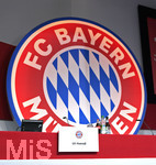 30.11.2018, Fussball 1. Bundesliga 2018/2019,  FC Bayern Mnchen, Jahreshauptversammlung im AUDI-Dome Mnchen,  Noch ist Prsident Uli Hoeness (FC Bayern) noch nicht da, sein Platz unter dem groen Bayern-Logo ist noch leer.

 
