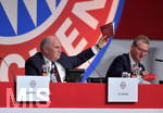 30.11.2018, Fussball 1. Bundesliga 2018/2019,  FC Bayern Mnchen, Jahreshauptversammlung im AUDI-Dome Mnchen, Prsident Uli Hoeness (li, FC Bayern) gibt seine Stimme ab.

 
