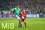 01.12.2018, Fussball 1. Bundesliga 2018/2019, 13. Spieltag, SV Werder Bremen - FC Bayern Mnchen, im Weserstadion Bremen. (L-R) Max Kruse (Werder Bremen) gegen Rafinha (Bayern Mnchen)


