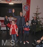 02.12.2018, Fussball 1. Bundesliga 2018/2019, FC Bayern Mnchen, Spieler besuchen die Fanclubs an Advent, Torwart Manuel Neuer (FC Bayern Mnchen) bei den Bayernfreunden Unterallgu in Thannhausen, 

 
