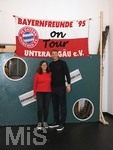 02.12.2018, Fussball 1. Bundesliga 2018/2019, FC Bayern Mnchen, Spieler besuchen die Fanclubs an Advent, Torwart Manuel Neuer (FC Bayern Mnchen) bei den Bayernfreunden Unterallgu in Thannhausen, Erinnerungsfoto.

 
